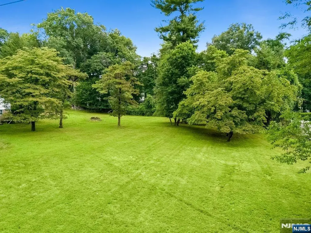 6 Schubert Lane Paramus NJ 07652