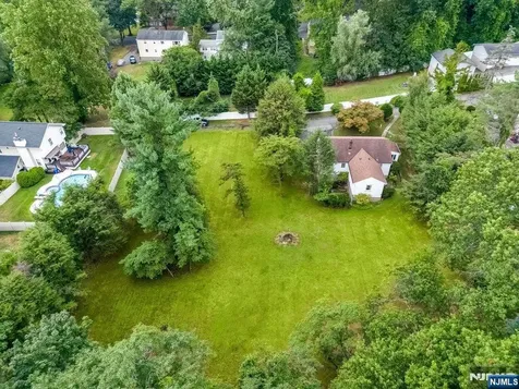 6 Schubert Lane Paramus NJ 07652