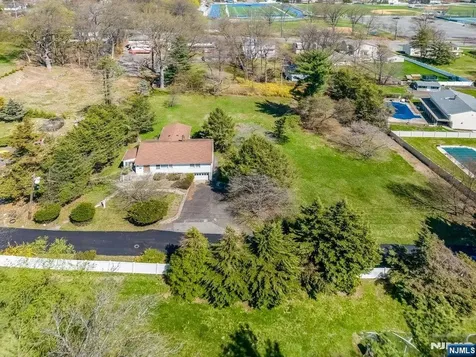 6 Schubert Lane Paramus NJ 07652