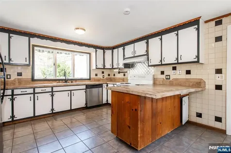 8 Stonehedge Lane Andover Boro NJ 07821