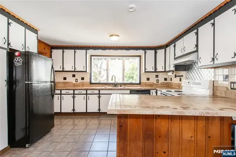 8 Stonehedge Lane Andover Boro NJ 07821