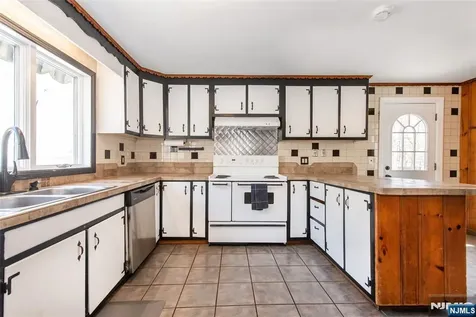 8 Stonehedge Lane Andover Boro NJ 07821
