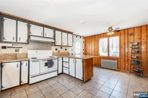 8 Stonehedge Lane Andover Boro NJ 07821