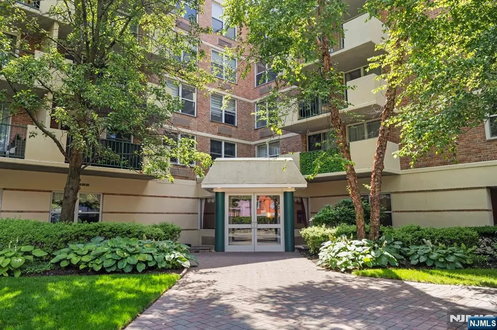 200 Grand Cove Way Edgewater NJ 07020