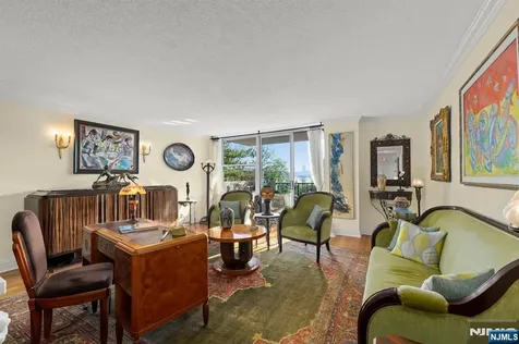 200 Grand Cove Way Edgewater NJ 07020