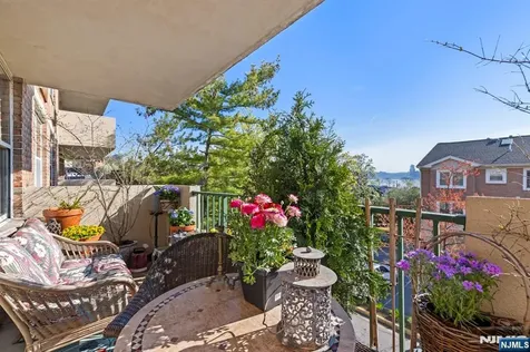 200 Grand Cove Way Edgewater NJ 07020