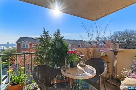 200 Grand Cove Way Edgewater NJ 07020
