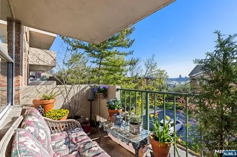 200 Grand Cove Way Edgewater NJ 07020
