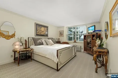 200 Grand Cove Way Edgewater NJ 07020