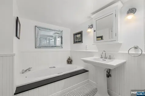 200 Grand Cove Way Edgewater NJ 07020