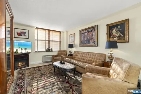 200 Grand Cove Way Edgewater NJ 07020