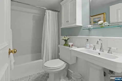 200 Grand Cove Way Edgewater NJ 07020
