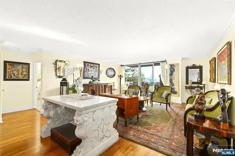 200 Grand Cove Way Edgewater NJ 07020