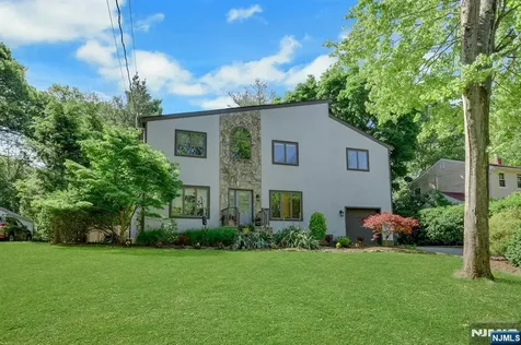 962 Pines Terrace Franklin Lakes NJ 07417