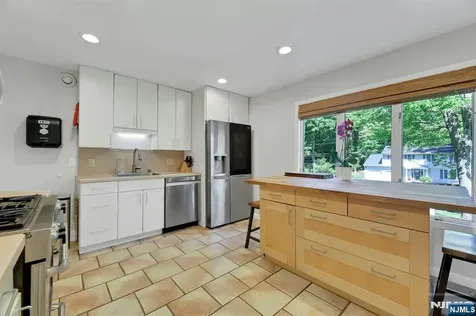 962 Pines Terrace Franklin Lakes NJ 07417