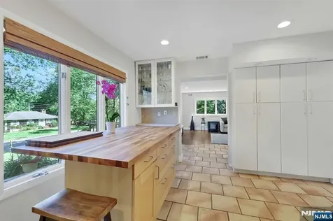 962 Pines Terrace Franklin Lakes NJ 07417