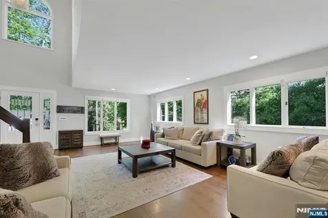 962 Pines Terrace Franklin Lakes NJ 07417