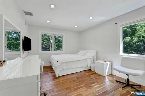 962 Pines Terrace Franklin Lakes NJ 07417