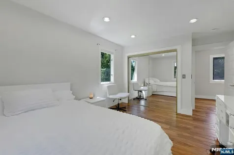 962 Pines Terrace Franklin Lakes NJ 07417