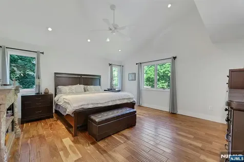 962 Pines Terrace Franklin Lakes NJ 07417