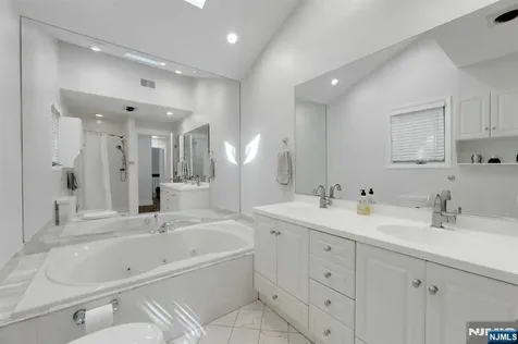 962 Pines Terrace Franklin Lakes NJ 07417