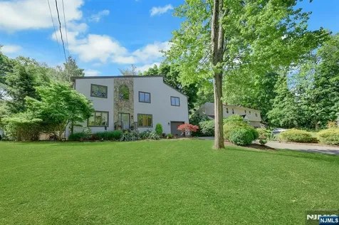 962 Pines Terrace Franklin Lakes NJ 07417