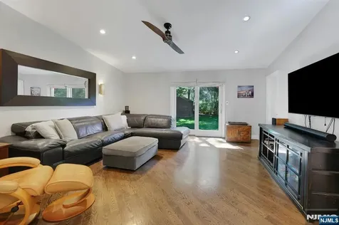 962 Pines Terrace Franklin Lakes NJ 07417
