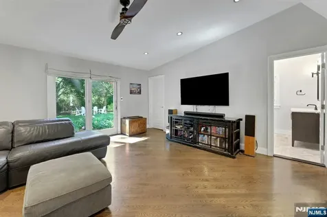 962 Pines Terrace Franklin Lakes NJ 07417