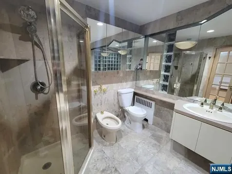105 Oaktree Place Leonia NJ 07605