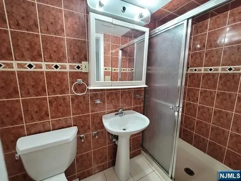 105 Oaktree Place Leonia NJ 07605