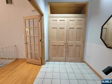 105 Oaktree Place Leonia NJ 07605