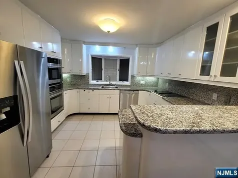 105 Oaktree Place Leonia NJ 07605