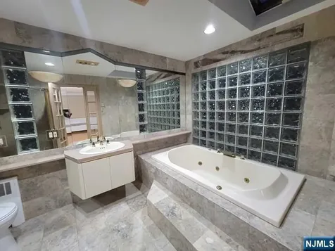 105 Oaktree Place Leonia NJ 07605