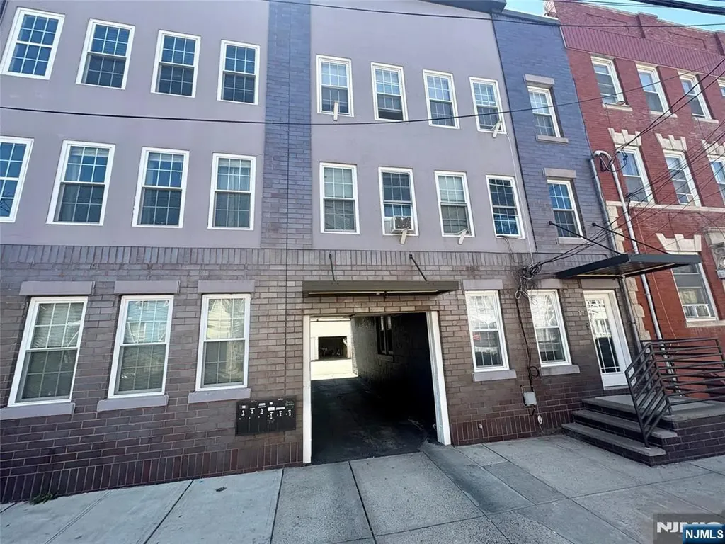 17 Cleveland Avenue Harrison NJ 07029