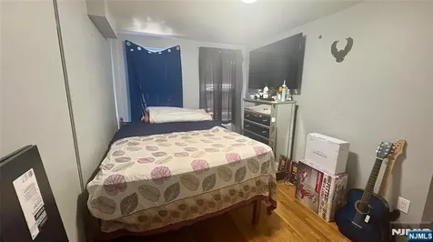 17 Cleveland Avenue Harrison NJ 07029
