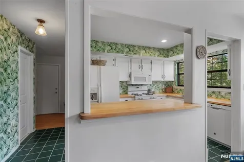 47 Manchester Lane West Milford NJ 07480