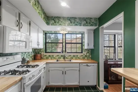 47 Manchester Lane West Milford NJ 07480