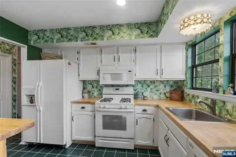 47 Manchester Lane West Milford NJ 07480