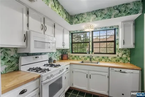 47 Manchester Lane West Milford NJ 07480