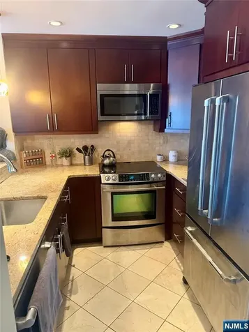 102 Nelson Court Edgewater NJ 07020