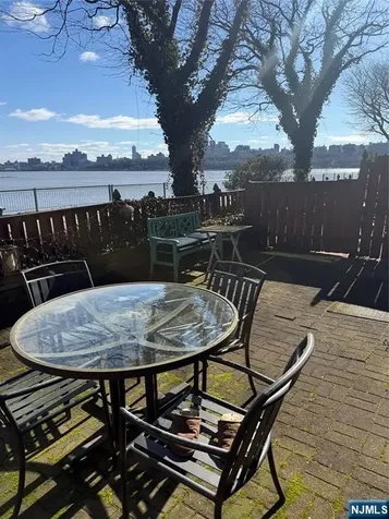 102 Nelson Court Edgewater NJ 07020