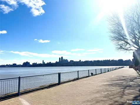 102 Nelson Court Edgewater NJ 07020