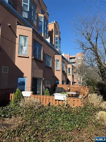 102 Nelson Court Edgewater NJ 07020