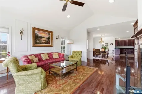 19 Rockhall Court Hamburg NJ 07419