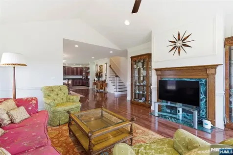 19 Rockhall Court Hamburg NJ 07419
