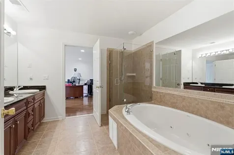 19 Rockhall Court Hamburg NJ 07419