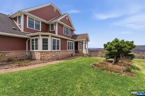 19 Rockhall Court Hamburg NJ 07419
