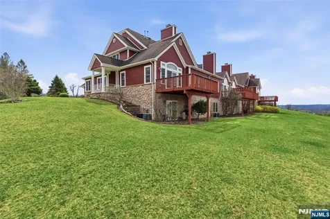 19 Rockhall Court Hamburg NJ 07419