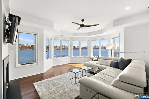 404 Jefferson Court Edgewater NJ 07020