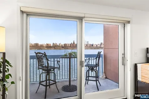 404 Jefferson Court Edgewater NJ 07020